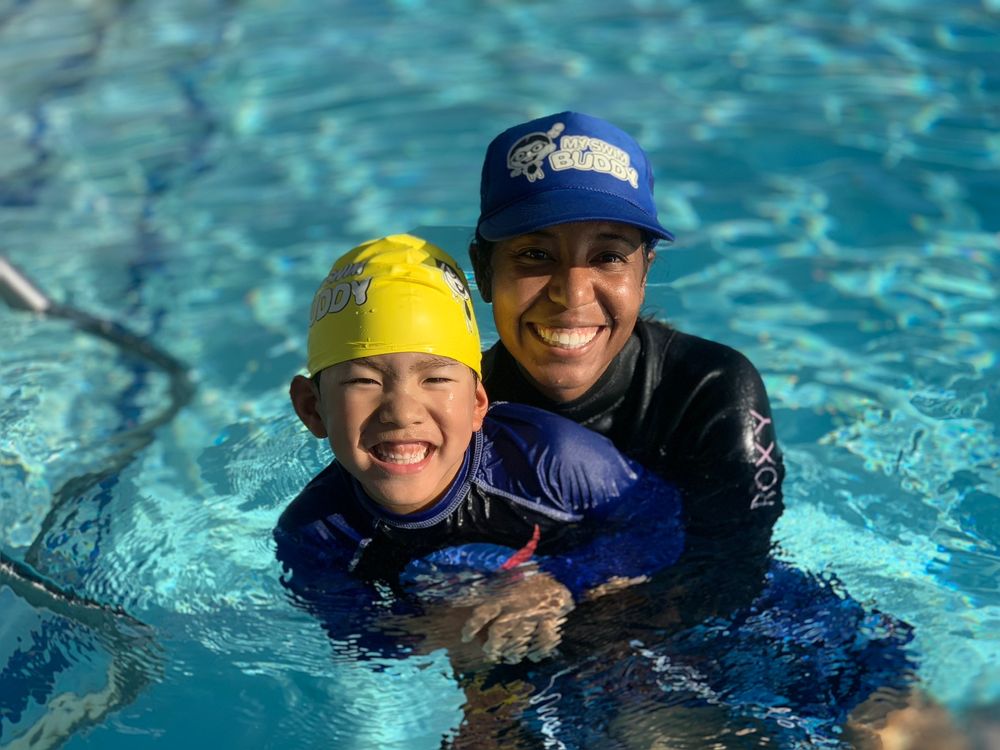 o (1) kind underwater holding breath wearing gray swim cap