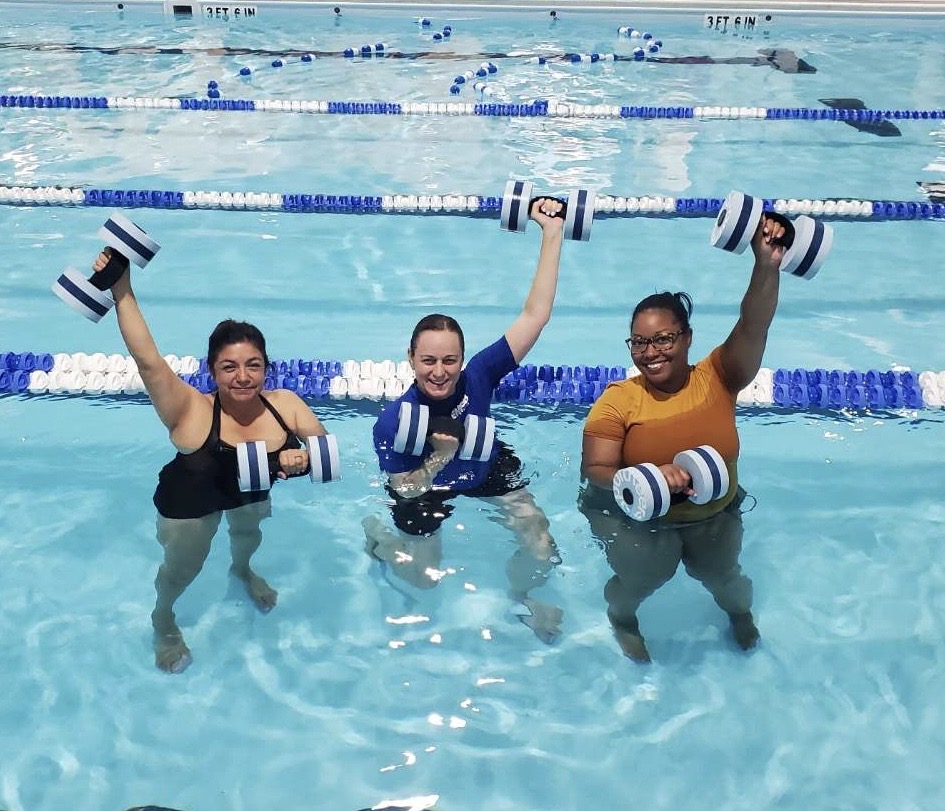 ReactNativeBlobUtilTmp_11nu0xn6yyg0jv6x4w5ijic instructor helping a small girl float in pool